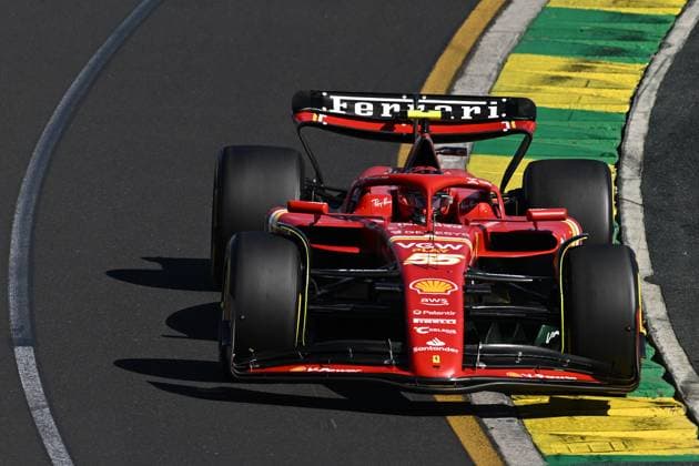 AUSTRALIAN F1 GRAND PRIX, Carlos Sainz of Ferrari leads during the Australian Grand Prix 2024 at Albert Park Circuit in Melbourne, Sunday, March 24, 2024. ( NO ARCHIVING, EDITORIAL USE ONLY, NO USE IN BOOKS WITHOUT CONSENT MELBOURNE VICTORIA AUSTRALIA  Copyright: xJOELxCARRETTx 20240324001921932227