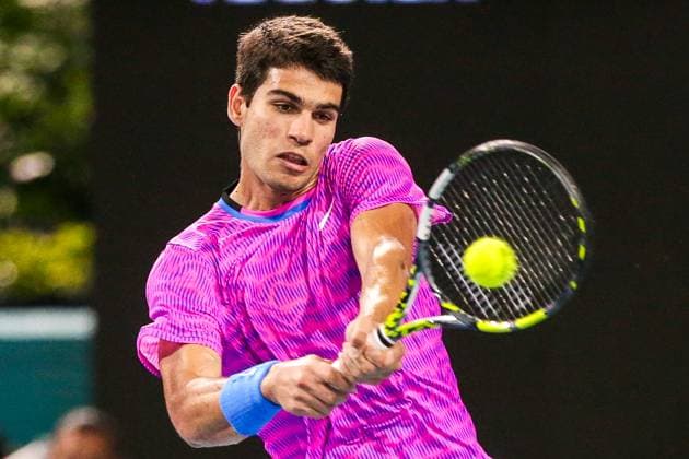 Sport Bilder des Tages March 23, 2024, Miami Gardens, Florida, USA: Carlos Alcaraz (ESP) returns a shot during his men s singles match at the 2024 Miami Open presented by Itau at Hard Rock Stadium. Miami Gardens USA - ZUMAw109 20240323_fap_w109_040 Copyright: xDebbyxWongx