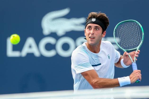 March 23, 2024, Miami Gardens, Florida, USA: Tomas Martin Etcheverry (ARG) returns a shot during his men s singles match at the 2024 Miami Open presented by Itau at Hard Rock Stadium. Miami Gardens USA - ZUMAw109 20240323_fap_w109_048 Copyright: xDebbyxWongx
