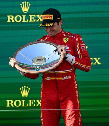 March 24, 2024, Melbourne, Victoria, Australia: March 24, 2024, Melbourne, Victoria, Australia: Spanish driver Carlos Sainz ( 55) of Ferrari holds his trophy after winning the 2024 Australian F1 Grand Prix Melbourne Australia - ZUMAk106 20240324_zaf_k106_003 Copyright: xTheoxKaranikosx