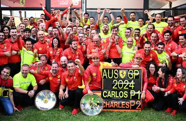 Sport Themen der Woche KW12 Sport Bilder des Tages Sport Bilder des Tages AUSTRALIAN F1 GRAND PRIX, The Ferrari team celebrate with drivers Charles Leclerc of Monaco and Carlos Sainz of Spain following their P1 and P2 result at the Australian Grand Prix 2024 at Albert Park Circuit in Melbourne, Sunday, March 24, 2024. ( NO ARCHIVING, EDITORIAL USE ONLY, NO USE IN BOOKS WITHOUT CONSENT MELBOURNE VICTORIA AUSTRALIA  Copyright: xJOELxCARRETTx 20240324001921970499