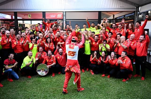 AUSTRALIAN F1 GRAND PRIX, The Ferrari team cheer Charles Leclerc of Monaco following the Australian Grand Prix 2024 at Albert Park Circuit in Melbourne, Sunday, March 24, 2024. ( NO ARCHIVING, EDITORIAL USE ONLY, NO USE IN BOOKS WITHOUT CONSENT MELBOURNE VICTORIA AUSTRALIA  Copyright: xJOELxCARRETTx 20240324001921970684