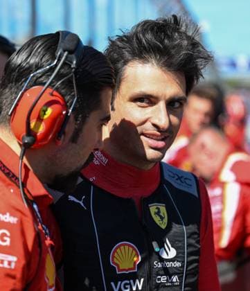 March 24, 2024, Melbourne, Victoria, Australia: March 24, 2024, Melbourne, Victoria, Australia: Spanish driver Carlos Sainz ( 55) of Ferrari speaks to one of his crew before the main race on day 3 of the 2024 Australian F1 Grand Prix Melbourne Australia - ZUMAk106 20240324_zaf_k106_005 Copyright: xTheoxKaranikosx