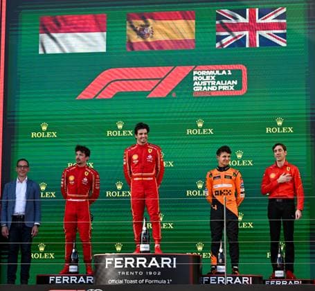 Sport Bilder des Tages March 24, 2024, Melbourne, Victoria, Australia: March 24, 2024, Melbourne, Victoria, Australia: Monacan driver Charles Leclerc ( 16) of Ferrari (L), Spanish driver Carlos Sainz ( 55) of Ferrari (C) and British driver Lando Norris ( 4) of McLaren (4) on the podium after the main race on day 3 of the 2024 Australian F1 Grand Prix Melbourne Australia - ZUMAk106 20240324_zaf_k106_016 Copyright: xTheoxKaranikosx