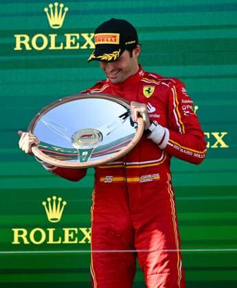 March 24, 2024, Melbourne, Victoria, Australia: March 24, 2024, Melbourne, Victoria, Australia: Spanish driver Carlos Sainz ( 55) of Ferrari holds his trophy after winning the 2024 Australian F1 Grand Prix Melbourne Australia - ZUMAk106 20240324_zaf_k106_032 Copyright: xTheoxKaranikosx
