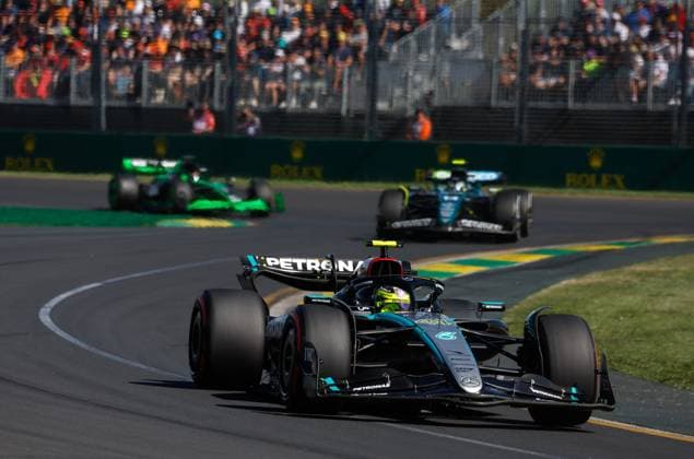 44 HAMILTON Lewis (gbr), Mercedes AMG F1 Team W15, action during the Formula 1 Rolex Australian Grand Prix 2024, 3rd round of the 2024 Formula One World Championship, WM, Weltmeisterschaft from March 22 to 24, 2024 on the Albert Park Circuit, in Melbourne, Australia - F1 - AUSTRALIAN GRAND PRIX 2024 DPPI Panoramic  F12024GP03AUS_JK314071