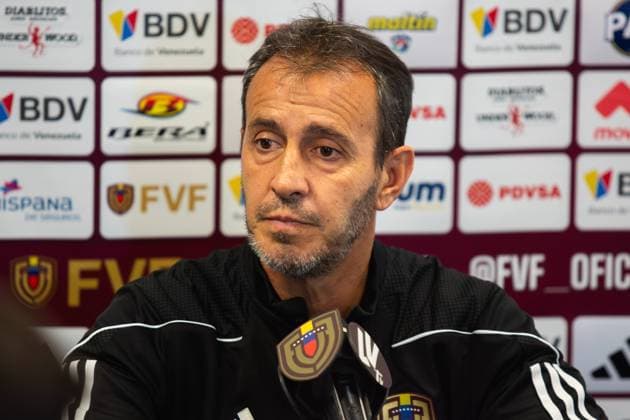 Venezuela National Football Team Trains Ahead Of Match Against Guatemala Fernando Batista, the manager of the Venezuela national team, Nationalteam is giving a press conference, PK, Pressekonferenz before the training session in Houston, Texas. Houston, Texas United States  Copyright: xReginaldxMathalonex originalFilename:mathalone-notitle240323_npcgA.jpg
