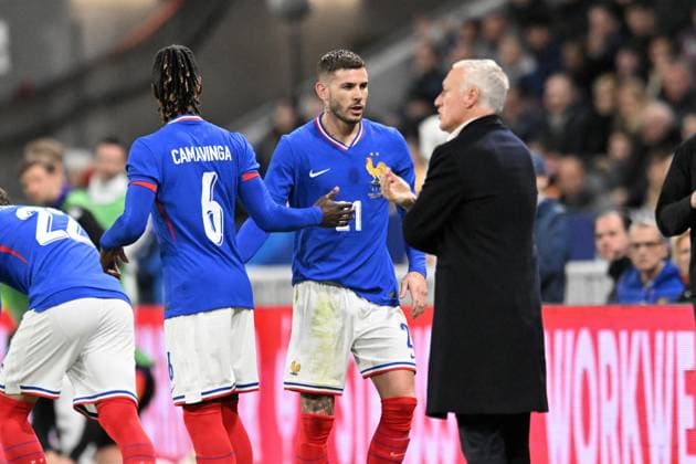 Eduardo Camavinga avec Lucas Hernandez et Didier Deschamps (france) FOOTBALL: France vs Allemagne - Amical - 23 03 2024 FredericChambert Panoramic 