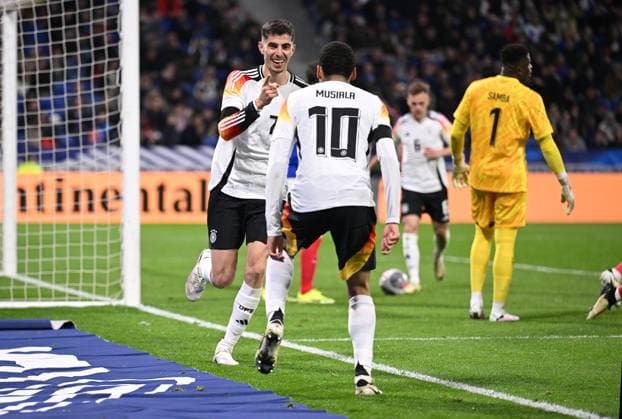 FOOTBALL INTERNATIONAL Test match in Lyon France Germany 23 03 2023 Cheering after the goal for 0 2 , goal scorer Kai Havertz left with Jamal Musiala right, Germany