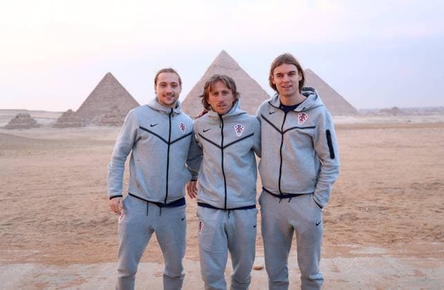 Sport Bilder des Tages Players of Croatian national football team visit pyramids of Giza Lovro Majer, Luka Modric and Borna Sosa of Croatia of Croatia pose for a photo in front of the pyramids of Giza, Egypt, on March 24, 2024. MatijaxHabljak PIXSELL