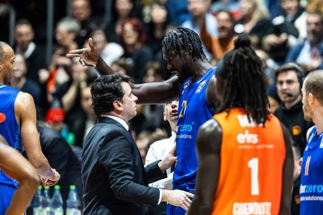 easyCredit Basketball Bundesliga, BBL, Season 2023 2024, Men 24 03 2024, Niners Chemnitz Alba Berlin, Khalifa Koumadje Alba Berlin, No21 is not satisfied with the referees decision and discusses with Israel Gonzalez Head Coach , Alba Berlin Copyright Alexander Trienitz
