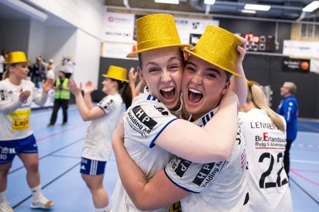 Sport Themen der Woche KW12 Sport Bilder des Tages 240324 Ystads IFs Elin Steen och Maja Svensson jublar efter handbollsmatchen i damallsvenskan mellan Alingsas och Ystads IF den 24 mars 2024 i Alingsas. *** 240324 Ystads IFs Elin Steen and Maja Svensson cheer after the handball match in the womens Swedish league between Alingsas and Ystads IF on March 24, 2024 in Alingsas.  Copyright: JÖRGENxJARNBERGER BB240324JJ062
