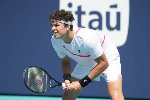 March 24, 2024, Miami Gardens, Florida, USA: Ben Shelton (USA) waits for the serve during the men s singles match at the 2024 Miami Open presented by Itau at Hard Rock Stadium. Miami Gardens USA - ZUMAw109 20240324_fap_w109_014 Copyright: xDebbyxWongx