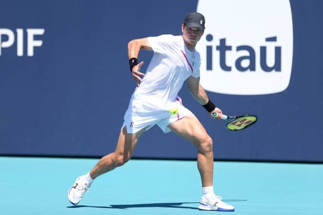 March 24, 2024, Miami Gardens, Florida, USA: Ben Shelton (USA) returns a shot during the men s singles match at the 2024 Miami Open presented by Itau at Hard Rock Stadium. Miami Gardens USA - ZUMAw109 20240324_fap_w109_001 Copyright: xDebbyxWongx