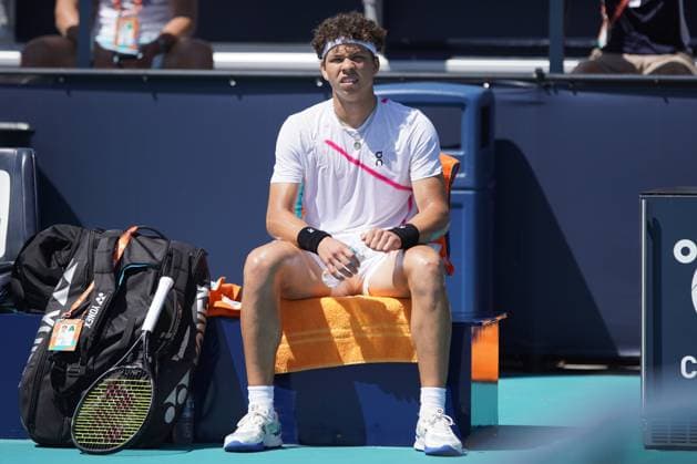 March 24, 2024, Miami Gardens, Florida, USA: Ben Shelton (USA) rests in between games during the men s singles match at the 2024 Miami Open presented by Itau at Hard Rock Stadium. Miami Gardens USA - ZUMAw109 20240324_fap_w109_016 Copyright: xDebbyxWongx