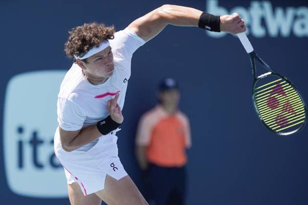 March 24, 2024, Miami Gardens, Florida, USA: Ben Shelton (USA) serves the ball during the men s singles match at the 2024 Miami Open presented by Itau at Hard Rock Stadium. Miami Gardens USA - ZUMAw109 20240324_fap_w109_018 Copyright: xDebbyxWongx