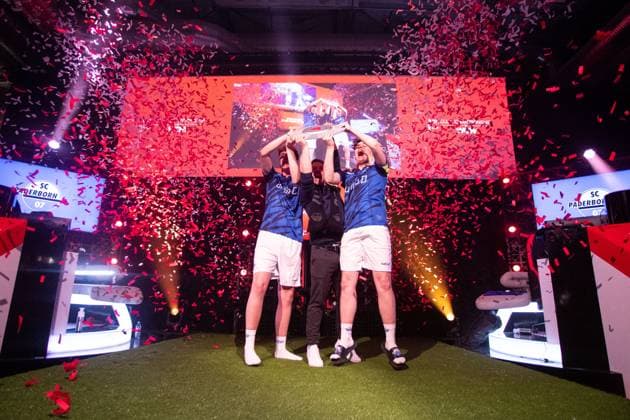 Virtual Bundesliga Club Championship by WOW Finale 24 03 2024 Jonas Wirth Jonny, SC Paderborn 07 , Jamie Bartel Chaser, SC Paderborn 07 in jubilation with the Virtual Bundesliga Club Championship championship disc, German club champion of the Virtual Bundesliga Club Championship Virtual Bundesliga Club Championship by WOW Finale 24 03 2024 Copyright: xBEAUTIFULxSPORTS Buriakovx