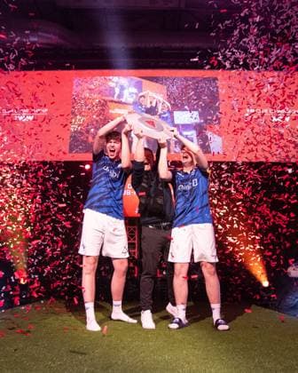 Virtual Bundesliga Club Championship by WOW Finale 24 03 2024 Jonas Wirth Jonny, SC Paderborn 07 , Jamie Bartel Chaser, SC Paderborn 07 in jubilation with the Virtual Bundesliga Club Championship championship disc, German club champion of the Virtual Bundesliga Club Championship Virtual Bundesliga Club Championship by WOW Finale 24 03 2024 Copyright: xBEAUTIFULxSPORTS Buriakovx