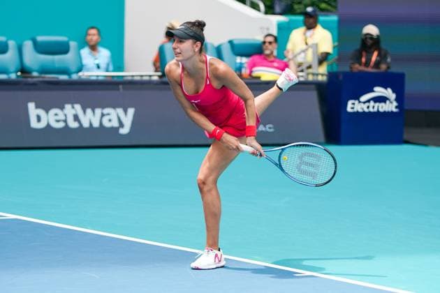 March 24, 2024, Miami Gardens, Florida, USA: Oceane Dodin (FRA) serves the ball during the women s singles match at the 2024 Miami Open presented by Itau at Hard Rock Stadium. Miami Gardens USA - ZUMAw109 20240324_fap_w109_026 Copyright: xDebbyxWongx