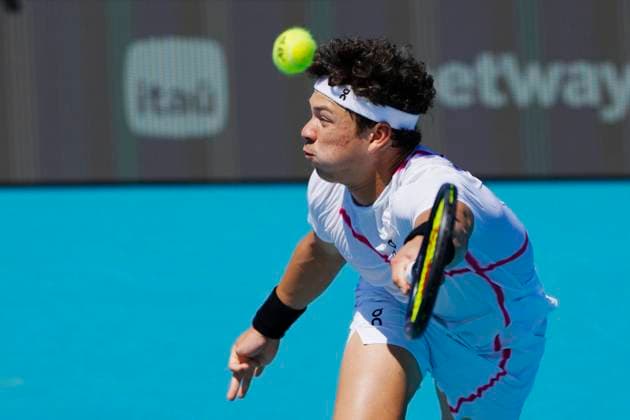 March 24, 2024, Miami, Florida, USA: Ben Shelton (USA) hits a forehand against Martin Landaluce (Spain) during the second round of menÃ¢â‚¬â ¢s singles at the Miami Open tennis tournament. Shelton won the match 6-3, 6-4. Miami USA - ZUMAd212 20240324_zsp_d212_001 Copyright: xRichardxDolex