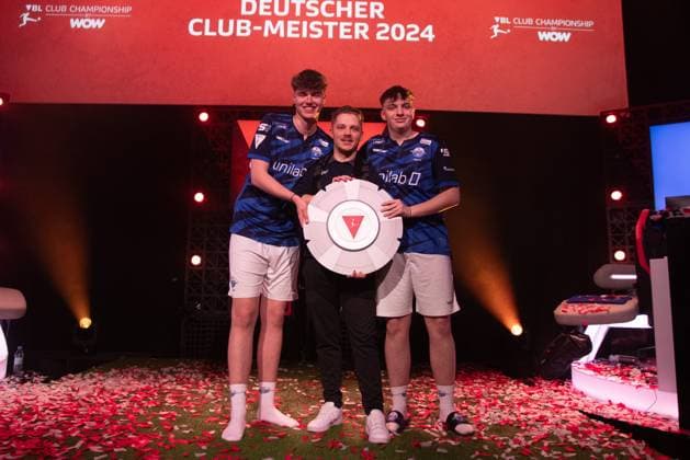 Virtual Bundesliga Club Championship by WOW Finale 24 03 2024 Jonas Wirth Jonny, SC Paderborn 07 , Jamie Bartel Chaser, SC Paderborn 07 , Daniel Elit Coach Pomes, SC Paderborn 07 in jubilation with the The championship disk of the Virtual Bundesliga Club Championship, German Club Champion of the Virtual Bundesliga Club Championship Virtual Bundesliga Club Championship by WOW Finale 24 03 2024 Copyright: xBEAUTIFULxSPORTS Buriakovx
