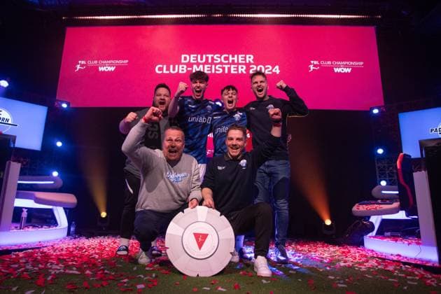 Virtual Bundesliga Club Championship by WOW Finale 24 03 2024 Jonas Wirth Jonny, SC Paderborn 07 , Jamie Bartel Chaser, SC Paderborn 07 , Daniel Elit Coach Pomes, SC Paderborn 07 in jubilation with the The championship disk of the Virtual Bundesliga Club Championship, German Club Champion of the Virtual Bundesliga Club Championship Virtual Bundesliga Club Championship by WOW Finale 24 03 2024 Copyright: xBEAUTIFULxSPORTS Buriakovx