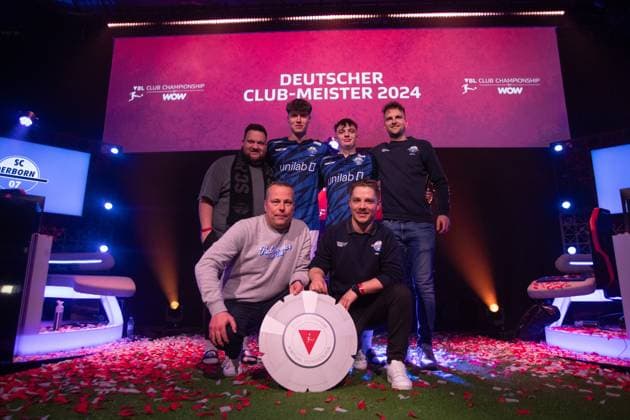 Virtual Bundesliga Club Championship by WOW Finale 24 03 2024 Jonas Wirth Jonny, SC Paderborn 07 , Jamie Bartel Chaser, SC Paderborn 07 , Daniel Elit Coach Pomes, SC Paderborn 07 in jubilation with the The championship disk of the Virtual Bundesliga Club Championship, German Club Champion of the Virtual Bundesliga Club Championship Virtual Bundesliga Club Championship by WOW Finale 24 03 2024 Copyright: xBEAUTIFULxSPORTS Buriakovx
