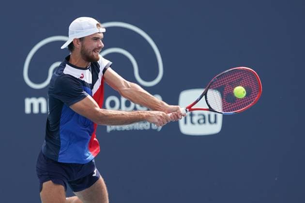 March 24, 2024, Miami Gardens, Florida, USA: Tomas Machac (CZE) returns a shot to Andy Murray (GBR) during the third round of men s singles at the 2024 Miami Open presented by Itau at Hard Rock Stadium. Miami Gardens USA - ZUMAw109 20240324_fap_w109_047 Copyright: xDebbyxWongx