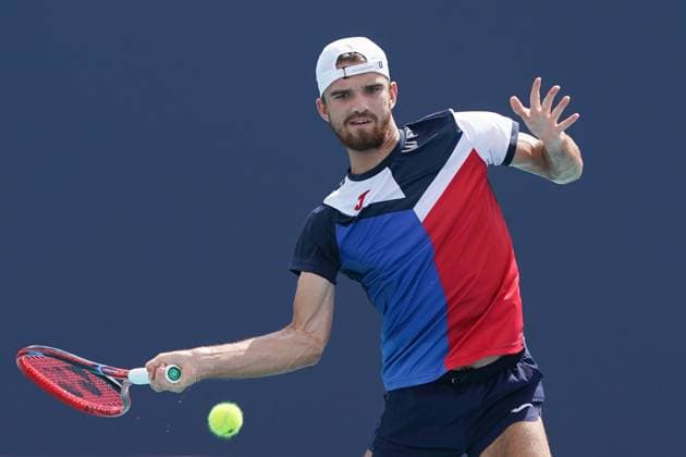 March 24, 2024, Miami Gardens, Florida, USA: Tomas Machac (CZE) returns a shot to Andy Murray (GBR) during the third round of men s singles at the 2024 Miami Open presented by Itau at Hard Rock Stadium. Miami Gardens USA - ZUMAw109 20240324_fap_w109_051 Copyright: xDebbyxWongx