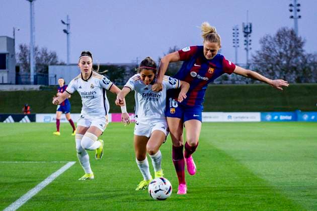 Sport Themen der Woche KW12 Sport Bilder des Tages Spanish WomenÕs League F: Real Madrid vs FC Barcelona, Barca MADRID, SPAIN - MARCH 24: Fridolina Rolfo of FC Barcelona (R) in action against Kenti Robles of Real Madrid (L) during Spanish WomenÕs League F match between Real Madrid and FC Barcelona at Estadio Alfredo Di Stefano on March 24, 2024 in Madrid, Spain. Valdebebas Estadio Alfredo Di Stefano Madrid Spain Copyright: xAlbertoxGardinx 20240324_women_football_LigaF_Real Madrid_vs_Barcelona_10