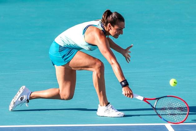 March 24, 2024, Miami Gardens, Florida, USA: Caroline Garcia (FRA) returns a shot to Naomi Osaka (JPN) during the third round of women s singles at the 2024 Miami Open presented by Itau at Hard Rock Stadium. Miami Gardens USA - ZUMAw109 20240324_fap_w109_060 Copyright: xDebbyxWongx