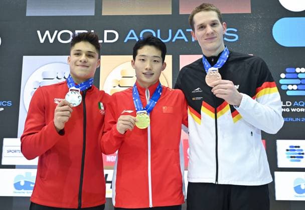 Sport Themen der Woche KW12 Sport Bilder des Tages (240325) -- BERLIN, March 25, 2024 -- Gold medalist Wang Zongyuan (C) of China, silver medalist Osmar Olvera Ibarra (L) of Mexico and bronze medalist Lars Rudiger of Germany pose during the awarding ceremony for the men s 3m springboard final at the World Aquatics Diving World Cup 2024 in Berlin, Germany, March 24, 2024. ) (SP)GERMANY-BERLIN-DIVING-WORLD CUP-MEN S 3M SPRINGBOARD RenxPengfei 