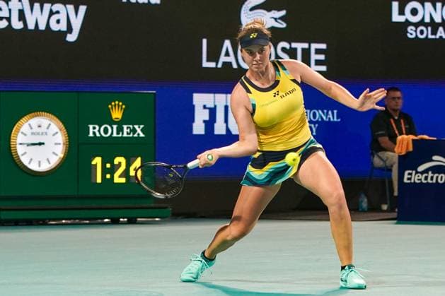 March 24, 2024, Miami Gardens, Florida, USA: Linda Noskova (CZE) returns a shot to Iga Swiatek (POL) during the third round of women s singles at the 2024 Miami Open presented by Itau at Hard Rock Stadium. Miami Gardens USA - ZUMAw109 20240324_fap_w109_069 Copyright: xDebbyxWongx