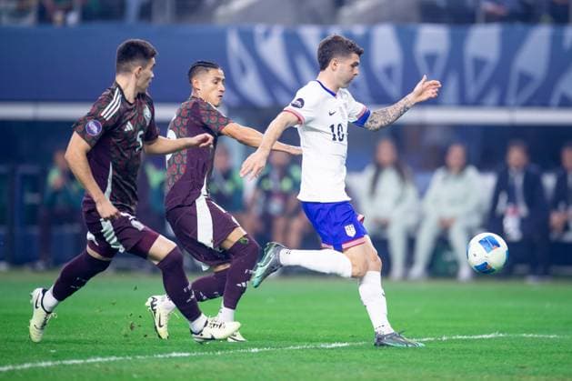 RECORD DATE NOT STATED CONCACAF NATIONS LEAGUE 2023-2024 Mexico vs United States - Final Uriel Antuna (L) of Mexico fights for the ball with Christian Pulisic (R) of United States during the Final match between Mexico (Mexican national team, Nationalteam and United States as part of the 2024 Concacaf Nations League, at AT-T Stadium, Arlington, Texas, on March 24, 2024. ARLINGTON TEXAS UNITED STATES  Copyright: xJosexLuisxMelgarejox 20240324193407_CNL_24_FINAL_MEX_USA_PULISIC160