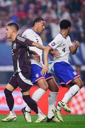 RECORD DATE NOT STATED CONCACAF NATIONS LEAGUE 2023-2024 Mexico vs United States - Final Uriel Antuna (L) of Mexico, Chris Richards, Tyler Adams of United States during the Final match between Mexico (Mexican national team, Nationalteam and United States as part of the 2024 Concacaf Nations League, at AT-T Stadium, Arlington, Texas, on March 24, 2024. ARLINGTON TEXAS UNITED STATES  Copyright: xJorgexMartinezx 20240324194336_CNL_24_FINAL_MEX_USA_ANTUNA194