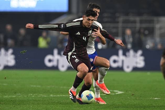 RECORD DATE NOT STATED CONCACAF NATIONS LEAGUE 2023-2024 Mexico vs United States - Final Gio Reyna (L) of United States fights for the ball with Edson Alvarez (R) of Mexico during the Final match between Mexico (Mexican national team, Nationalteam and United States as part of the 2024 Concacaf Nations League, at AT-T Stadium, Arlington, Texas, on March 24, 2024. ARLINGTON TEXAS UNITED STATES  Copyright: xDavidxLeahx 20240324200643_CNL_24_FINAL_MEX_USA_ALVAREZ240