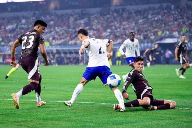 RECORD DATE NOT STATED CONCACAF NATIONS LEAGUE 2023-2024 Mexico vs United States - Final Jesus Gallardo, Edson Alvarez (L) of Mexico and Sergino Dest of United States during the Final match between Mexico (Mexican national team, Nationalteam and United States as part of the 2024 Concacaf Nations League, at AT-T Stadium, Arlington, Texas, on March 24, 2024. ARLINGTON TEXAS UNITED STATES  Copyright: xJosexLuisxMelgarejox 20240324202540_CNL_24_FINAL_MEX_USA_DEST263