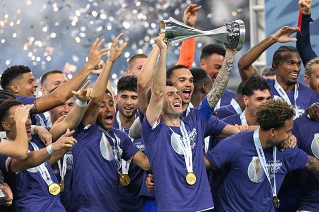 RECORD DATE NOT STATED CONCACAF NATIONS LEAGUE 2023-2024 Mexico vs United States - Final Christian Pulisic of the United States lifts the Concacaf Nations League Trophy as he celebrates during the Final match between Mexico (Mexican national team, Nationalteam and United States as part of the 2024 Concacaf Nations League, at AT-T Stadium, Arlington, Texas, on March 24, 2024. ARLINGTON TEXAS UNITED STATES  Copyright: xDavidxLeahx 20240324213830_CNL_24_FINAL_USA_CHAMP_PULISIC356
