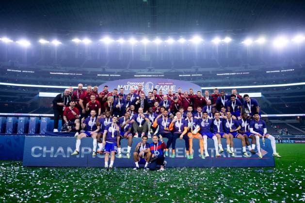 RECORD DATE NOT STATED CONCACAF NATIONS LEAGUE 2023-2024 Mexico vs United States - Final Tyler Adams, Christian Pulisic, Weston Mckennie of the United States lifts the Concacaf Nations League Trophy as he celebrates during the Final match between Mexico (Mexican national team, Nationalteam and United States as part of the 2024 Concacaf Nations League, at AT-T Stadium, Arlington, Texas, on March 24, 2024. ARLINGTON TEXAS UNITED STATES  Copyright: xJosexLuisxMelgarejox 20240324214412_CNL_24_FINAL_USA_CHAMPION371