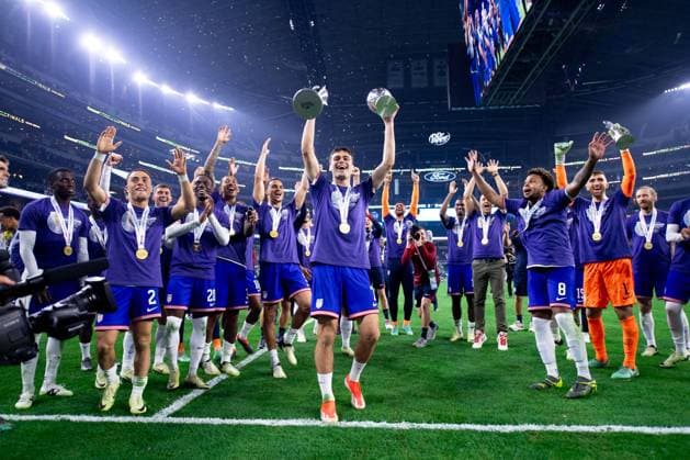 RECORD DATE NOT STATED CONCACAF NATIONS LEAGUE 2023-2024 Mexico vs United States - Final Giovanni Reyna of the United States lifts the Concacaf Nations League Trophy as he celebrates during the Final match between Mexico (Mexican national team, Nationalteam and United States as part of the 2024 Concacaf Nations League, at AT-T Stadium, Arlington, Texas, on March 24, 2024. ARLINGTON TEXAS UNITED STATES  Copyright: xJosexLuisxMelgarejox 20240324214925_CNL_24_FINAL_USA_CHAMP_REYNA395
