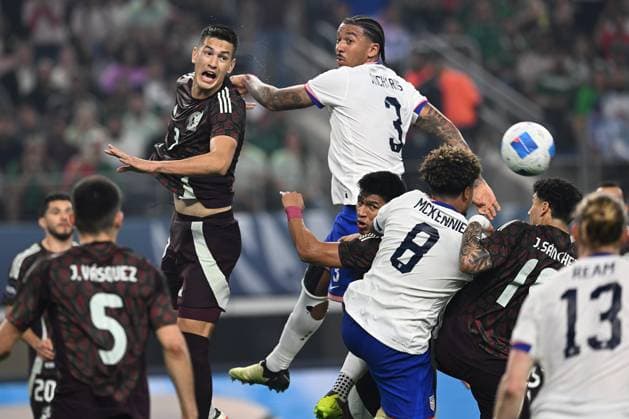 RECORD DATE NOT STATED CONCACAF NATIONS LEAGUE 2023-2024 Mexico vs United States - Final Cesar Montes (L) of Mexico jumps for the ball with Chris Richards (R) of United States during the Final match between Mexico (Mexican national team, Nationalteam and United States as part of the 2024 Concacaf Nations League, at AT-T Stadium, Arlington, Texas, on March 24, 2024. ARLINGTON TEXAS UNITED STATES  Copyright: xDavidxLeahx 20240324200639_CNL_24_FINAL_MEX_USA_MONTES224