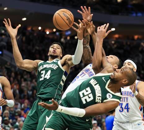 Bilder des Jahres 2024, Sport 03 März Sport Themen der Woche KW12 Sport Bilder des Tages (240325) -- MILWAUKEE, March 25, 2024 -- Milwaukee Bucks Giannis Antetokounmpo (L) and Khris Middleton (R) vie with Oklahoma City Thunder s Jaylin Williams during NBA, Basketball Herren, USA regular season game between Oklahoma City Thunder and Milwaukee Bucks in Milwaukee, the United States, on March 24, 2024. ) (SP)U.S.-MILWAUKEE-BASKETBALL-NBA-MILWAUKEE BUCKS VS OKLAHOMA CITY THUNDER JoelxLerner 