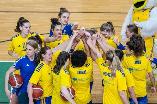 Basketball Berlin 24 03 2024 Season 2023 2024 1 Bundesliga DBBL Play offs Quarterfinals Game 2 Alba Berlin Saarlouis Royals Team Alba Huddle