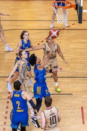 Basketball Berlin 24 03 2024 Season 2023 2024 1 Bundesliga DBBL Play offs Quarterfinals Game 2 Alba Berlin Saarlouis Royals Deeshyra Thomas Alba, No 24 Sylwia Bujniak Saarlouis, No 03