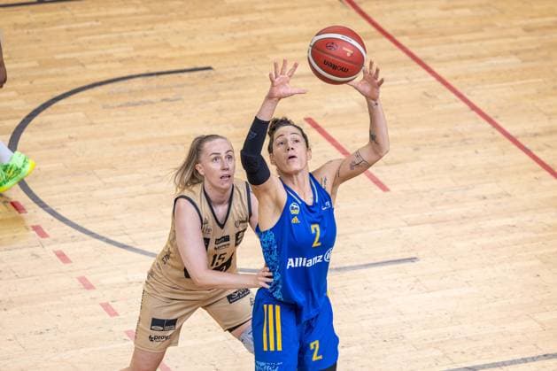 Basketball Berlin 24 03 2024 Season 2023 2024 1 Bundesliga DBBL Play offs Quarterfinals Game 2 Alba Berlin Saarlouis Royals Stefanie Grigoleit Alba, No 02 Monika Jasnowska Saarlouis, No 15