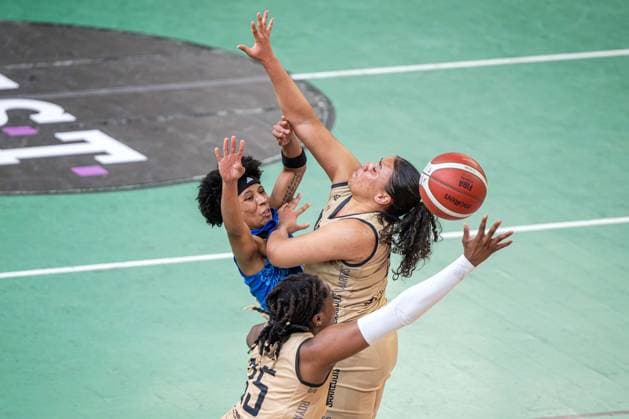 Basketball Berlin 24 03 2024 Season 2023 2024 1 Bundesliga DBBL Play offs Quarterfinals Game 2 Alba Berlin Saarlouis Royals Deeshyra Thomas Alba, No 24 Destiny Lynn Littleton Saarlouis, No 11 Naomi Sarah Mbandu Saarlouis, No 35