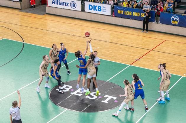 Basketball Berlin 24 03 2024 Season 2023 2024 1 Bundesliga DBBL Play offs Quarterfinals Game 2 Alba Berlin Saarlouis Royals Tip off Maggie Mulligan Alba, No 00 Margaret Naomi Sarah Mbandu Saarlouis, No 35