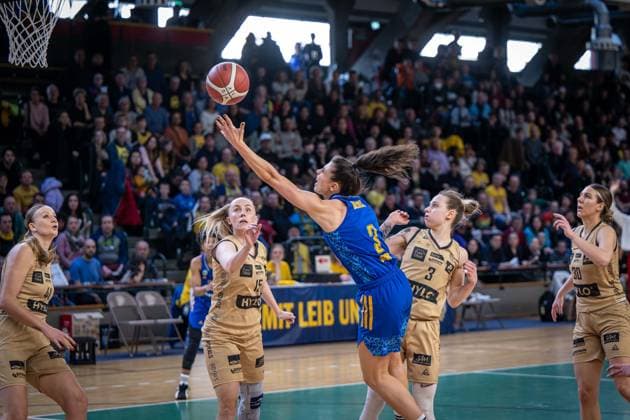 Basketball Berlin 24 03 2024 Season 2023 2024 1 Bundesliga DBBL Play offs Quarterfinals Game 2 Alba Berlin Saarlouis Royals Theresa Simon Alba, No 03 Sylwia Bujniak Saarlouis, No 03 Monika Jasnowska Saarlouis, No 15
