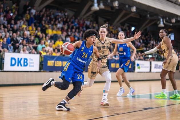 Basketball Berlin 24 03 2024 Season 2023 2024 1 Bundesliga DBBL Play offs Quarterfinals Game 2 Alba Berlin Saarlouis Royals Deeshyra Thomas Alba, No 24 Sylwia Bujniak Saarlouis, No 03