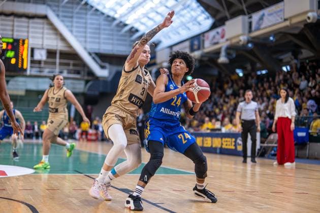 Basketball Berlin 24 03 2024 Season 2023 2024 1 Bundesliga DBBL Play offs Quarterfinals Game 2 Alba Berlin Saarlouis Royals Deeshyra Thomas Alba, No 24 Sylwia Bujniak Saarlouis, No 03